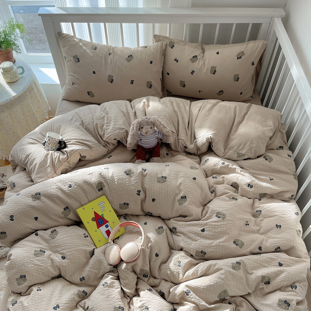 91家纺网 家纺一手货源 找家纺 贝扬思家纺 2026新款高品质A类泡芙纱-可爱猫猫系列普通款四件套（110g） 咖啡小猫