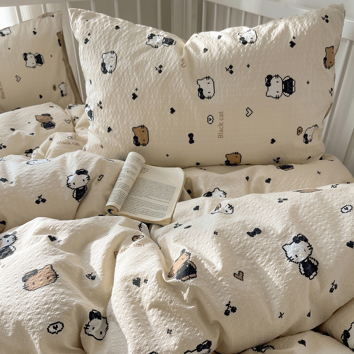 91家纺网 家纺一手货源 找家纺 贝扬思家纺 2026新款高品质A类泡芙纱-可爱猫猫系列普通款四件套（110g） 奥利奥小猫