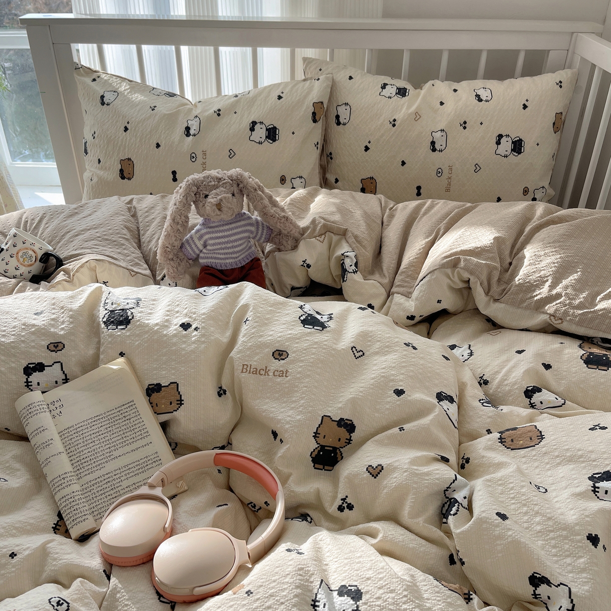 91家纺网 家纺一手货源 找家纺 贝扬思家纺 2026新款高品质A类泡芙纱-可爱猫猫系列普通款四件套（110g） 奥利奥小猫