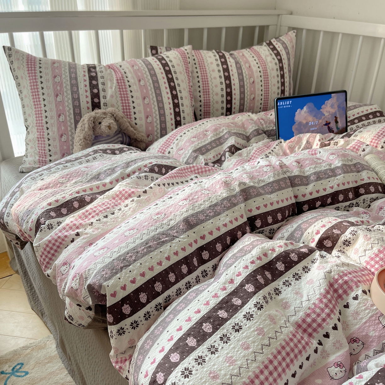 91家纺网 家纺一手货源 找家纺 贝扬思家纺 2026新款高品质A类泡芙纱-可爱猫猫系列普通款四件套（110g） 猫咪集-粉