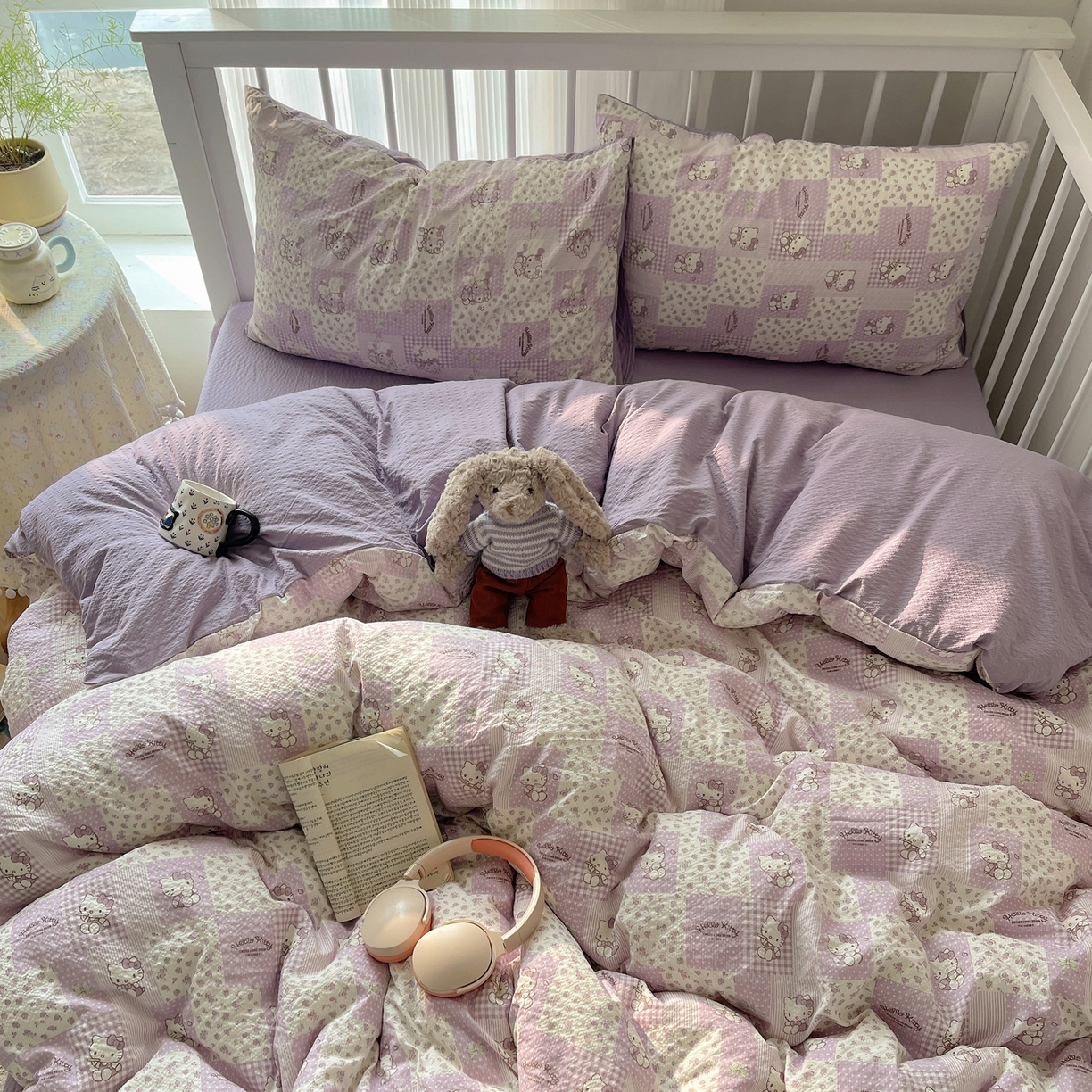 91家纺网 家纺一手货源 找家纺 贝扬思家纺 2026新款高品质A类泡芙纱-可爱猫猫系列普通款四件套（110g） 软紫格猫