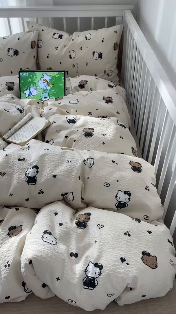 91家纺网 家纺一手货源 找家纺 贝扬思家纺 2026新款高品质A类泡芙纱-可爱猫猫系列普通款四件套（110g） 奥利奥小猫