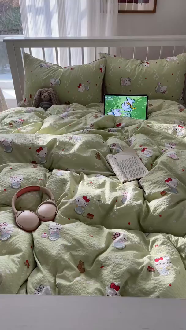 91家纺网 家纺一手货源 找家纺 贝扬思家纺 2026新款高品质A类泡芙纱-可爱猫猫系列普通款四件套（110g） 小猫拉车