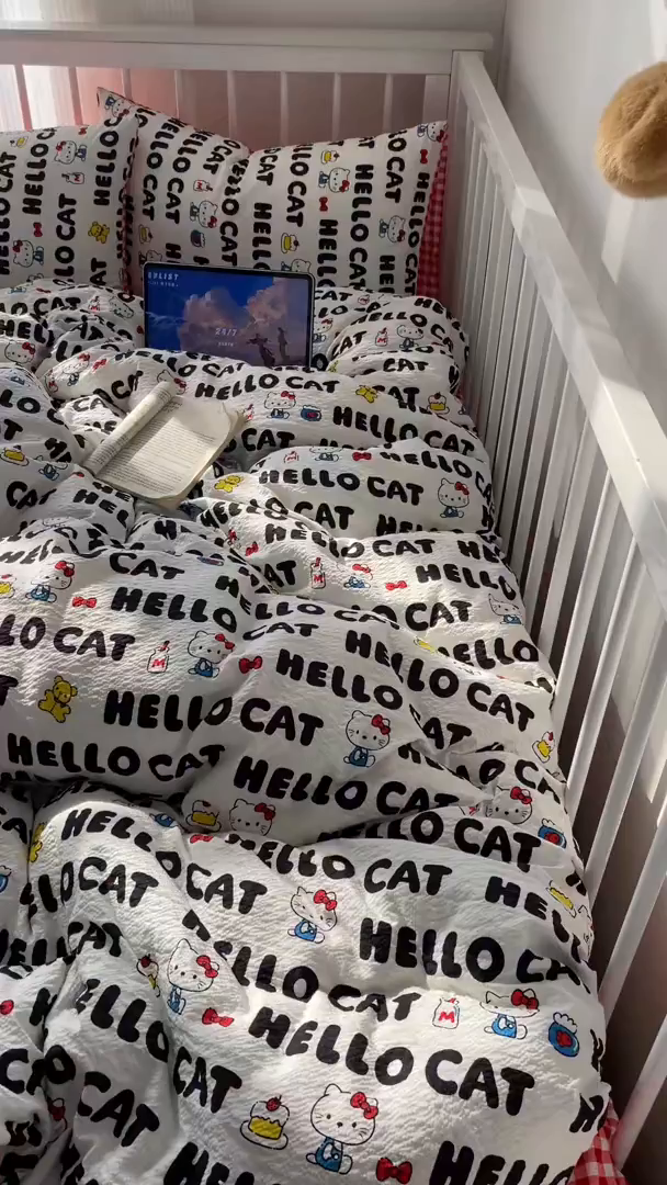 91家纺网 家纺一手货源 找家纺 贝扬思家纺 2026新款高品质A类泡芙纱-可爱猫猫系列普通款四件套（110g） 猫系字母