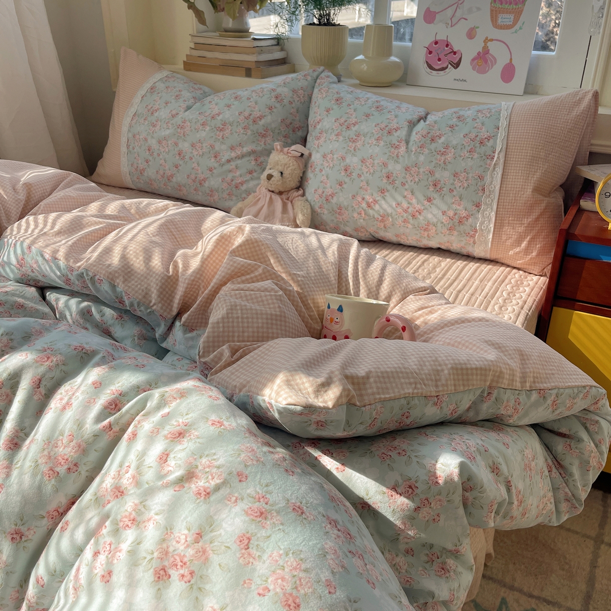 91家纺网 家纺一手货源 找家纺 （总）花漾家居 2026新款小红书爆款小清新格子双拼刺绣小花边古法水洗棉四件套