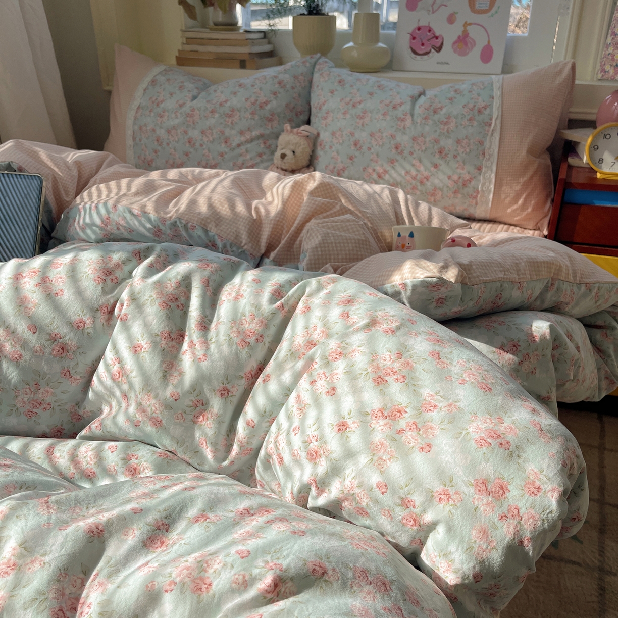 91家纺网 家纺一手货源 找家纺 （总）花漾家居 2026新款小红书爆款小清新格子双拼刺绣小花边古法水洗棉四件套