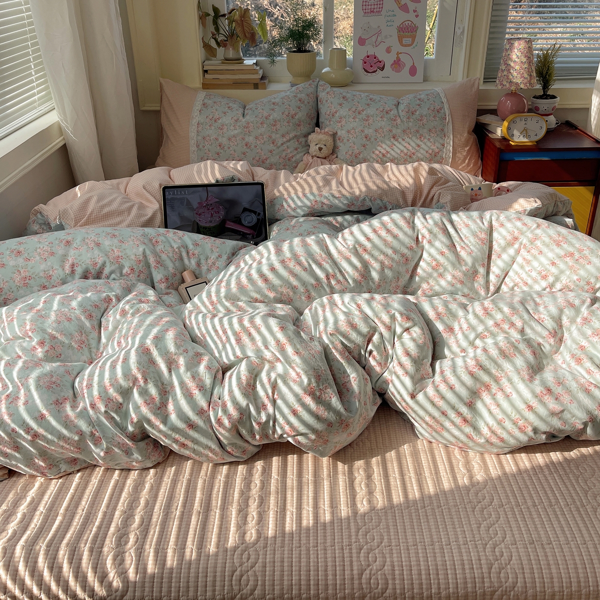 91家纺网 家纺一手货源 找家纺 （总）花漾家居 2026新款小红书爆款小清新格子双拼刺绣小花边古法水洗棉四件套