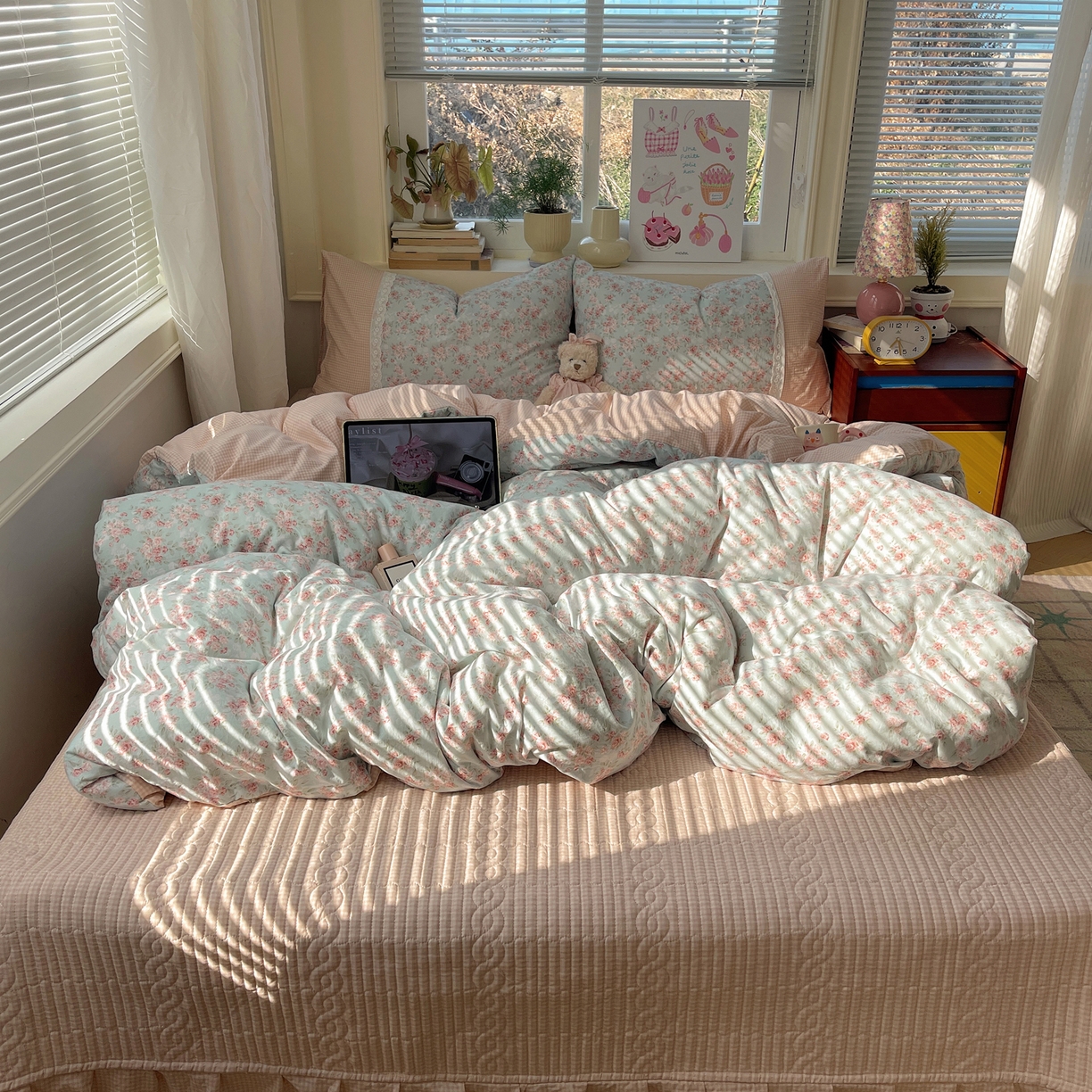 91家纺网 家纺一手货源 找家纺 （总）花漾家居 2026新款小红书爆款小清新格子双拼刺绣小花边古法水洗棉四件套