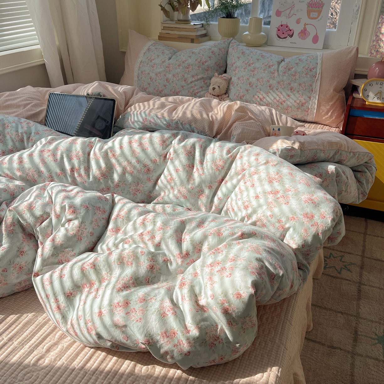 91家纺网 家纺一手货源 找家纺 （总）花漾家居 2026新款小红书爆款小清新格子双拼刺绣小花边古法水洗棉四件套