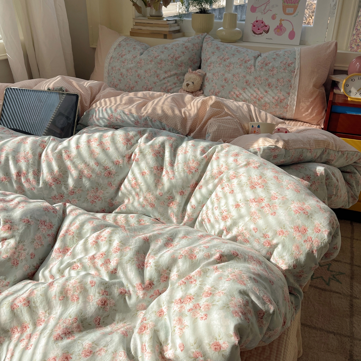 91家纺网 家纺一手货源 找家纺 （总）花漾家居 2026新款小红书爆款小清新格子双拼刺绣小花边古法水洗棉四件套