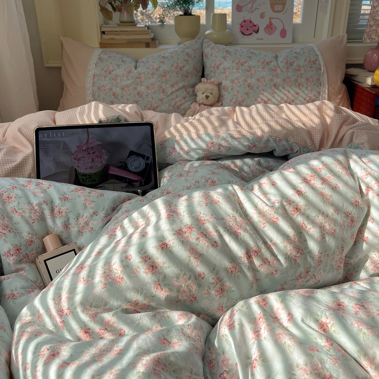 91家纺网 家纺一手货源 找家纺 （总）花漾家居 2026新款小红书爆款小清新格子双拼刺绣小花边古法水洗棉四件套