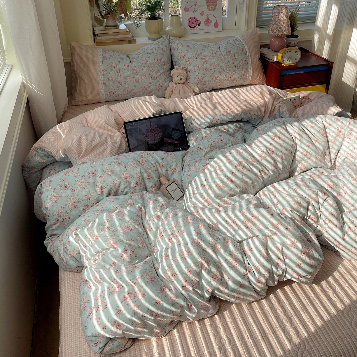 91家纺网 家纺一手货源 找家纺 （总）花漾家居 2026新款小红书爆款小清新格子双拼刺绣小花边古法水洗棉四件套