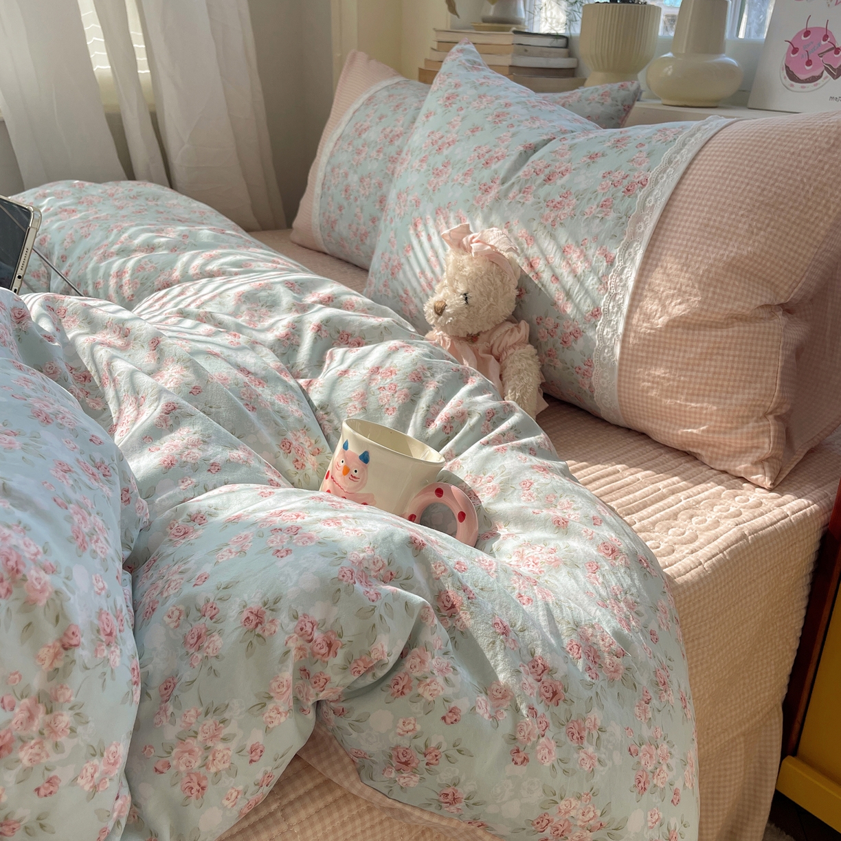 91家纺网 家纺一手货源 找家纺 （总）花漾家居 2026新款小红书爆款小清新格子双拼刺绣小花边古法水洗棉四件套