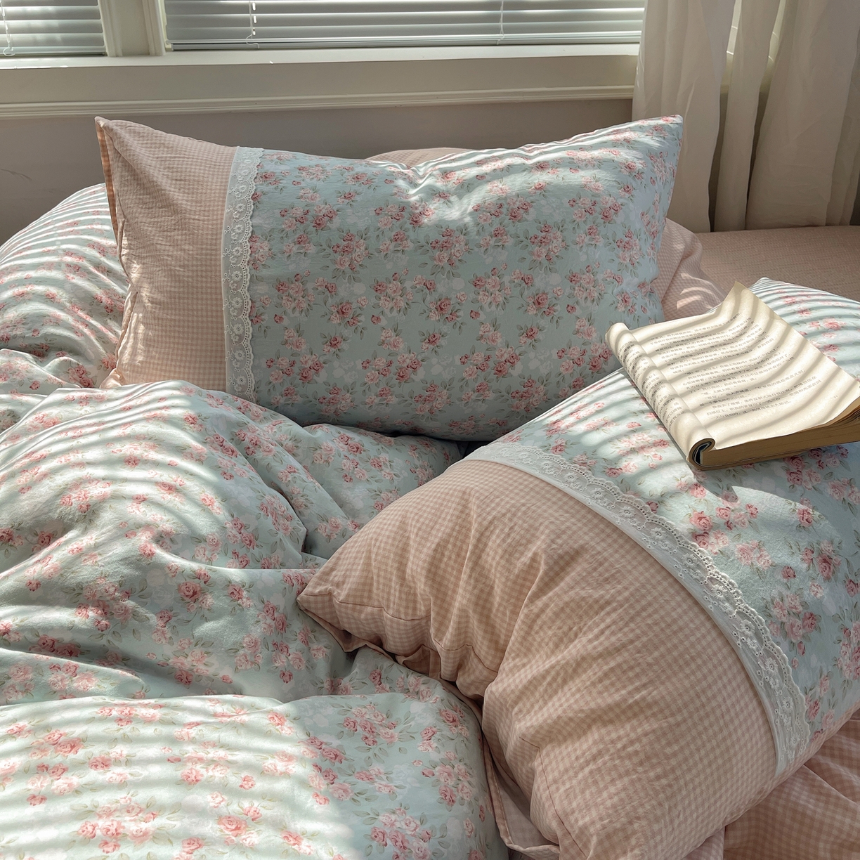 91家纺网 家纺一手货源 找家纺 （总）花漾家居 2026新款小红书爆款小清新格子双拼刺绣小花边古法水洗棉四件套