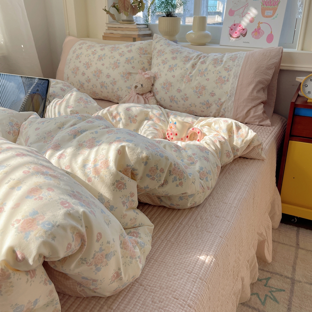 91家纺网 家纺一手货源 找家纺 花漾家居 2026新款小红书爆款小清新格子双拼刺绣小花边古法水洗棉四件套 花田初夏