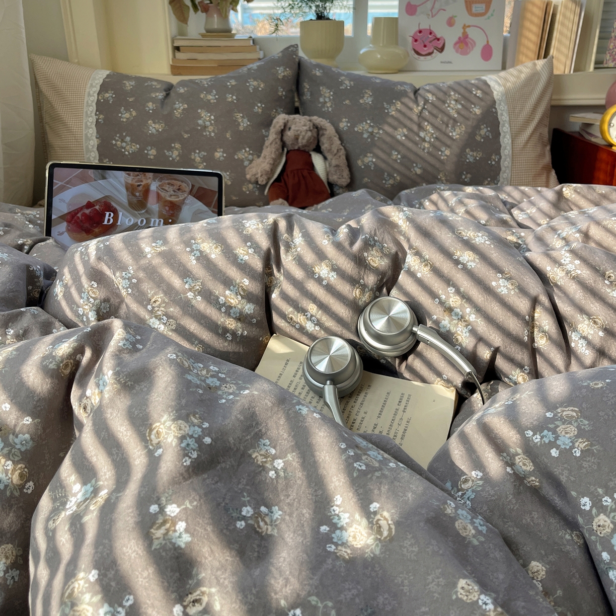 91家纺网 家纺一手货源 找家纺 花漾家居 2026新款小红书爆款小清新格子双拼刺绣小花边古法水洗棉四件套 花满溪