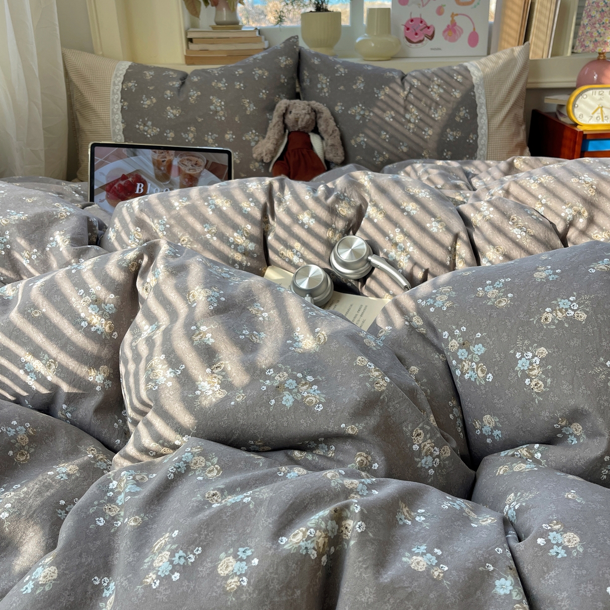 91家纺网 家纺一手货源 找家纺 花漾家居 2026新款小红书爆款小清新格子双拼刺绣小花边古法水洗棉四件套 花满溪