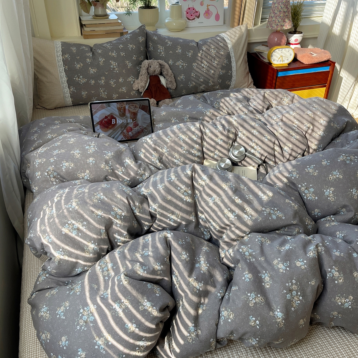 91家纺网 家纺一手货源 找家纺 花漾家居 2026新款小红书爆款小清新格子双拼刺绣小花边古法水洗棉四件套 花满溪