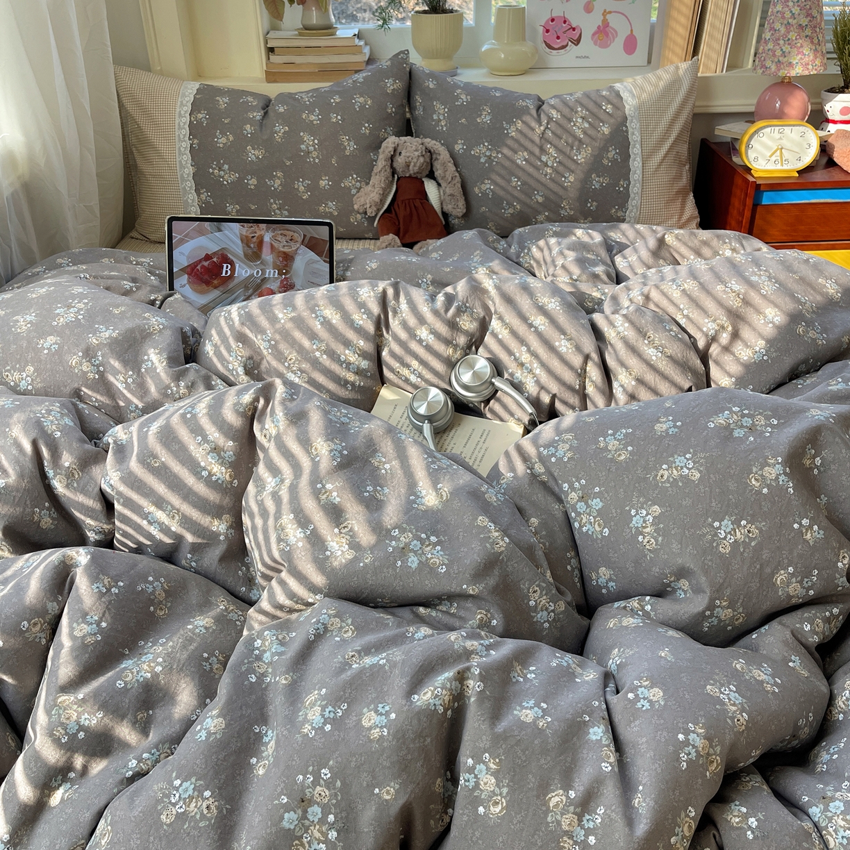 91家纺网 家纺一手货源 找家纺 花漾家居 2026新款小红书爆款小清新格子双拼刺绣小花边古法水洗棉四件套 花满溪