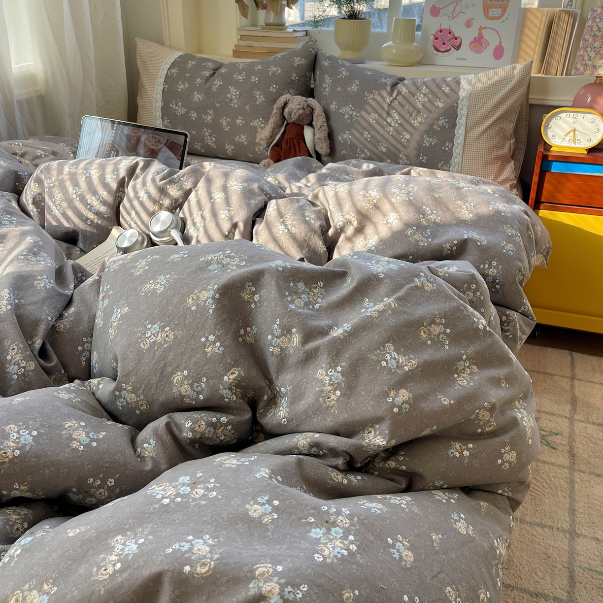 91家纺网 家纺一手货源 找家纺 花漾家居 2026新款小红书爆款小清新格子双拼刺绣小花边古法水洗棉四件套 花满溪