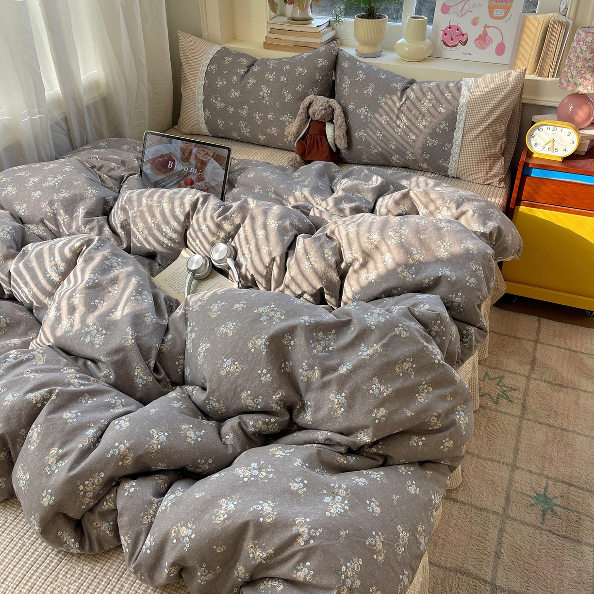 91家纺网 家纺一手货源 找家纺 花漾家居 2026新款小红书爆款小清新格子双拼刺绣小花边古法水洗棉四件套 花满溪