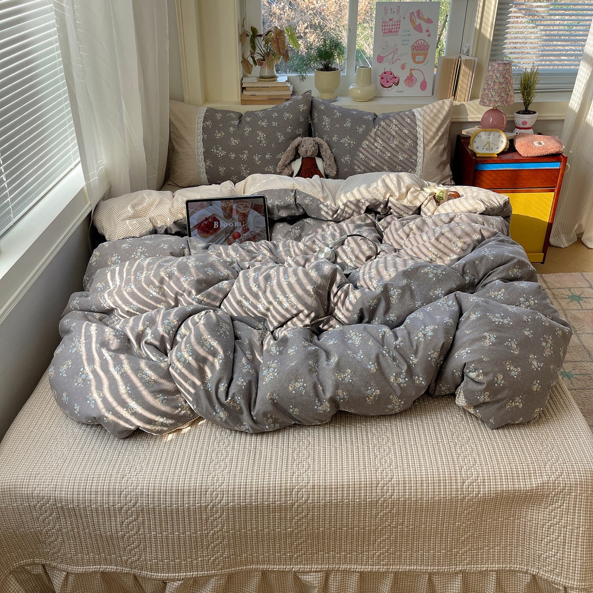 91家纺网 家纺一手货源 找家纺 花漾家居 2026新款小红书爆款小清新格子双拼刺绣小花边古法水洗棉四件套 花满溪