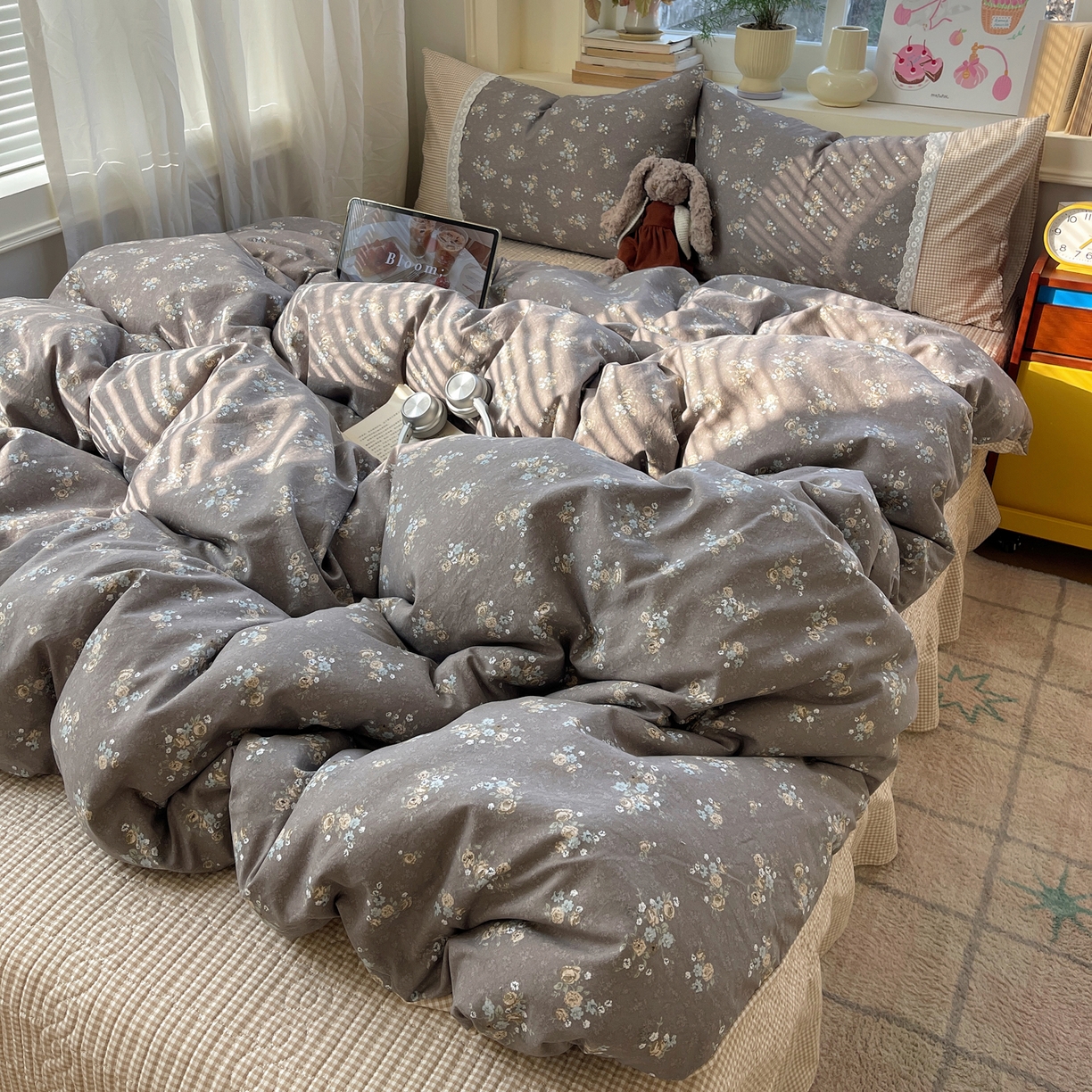 91家纺网 家纺一手货源 找家纺 花漾家居 2026新款小红书爆款小清新格子双拼刺绣小花边古法水洗棉四件套 花满溪