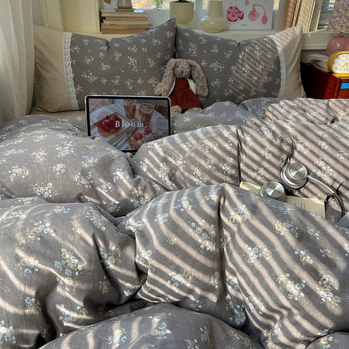 91家纺网 家纺一手货源 找家纺 花漾家居 2026新款小红书爆款小清新格子双拼刺绣小花边古法水洗棉四件套 花满溪