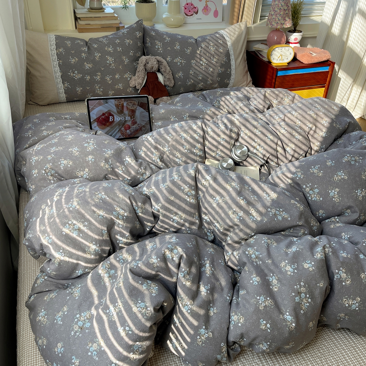 91家纺网 家纺一手货源 找家纺 花漾家居 2026新款小红书爆款小清新格子双拼刺绣小花边古法水洗棉四件套 花满溪