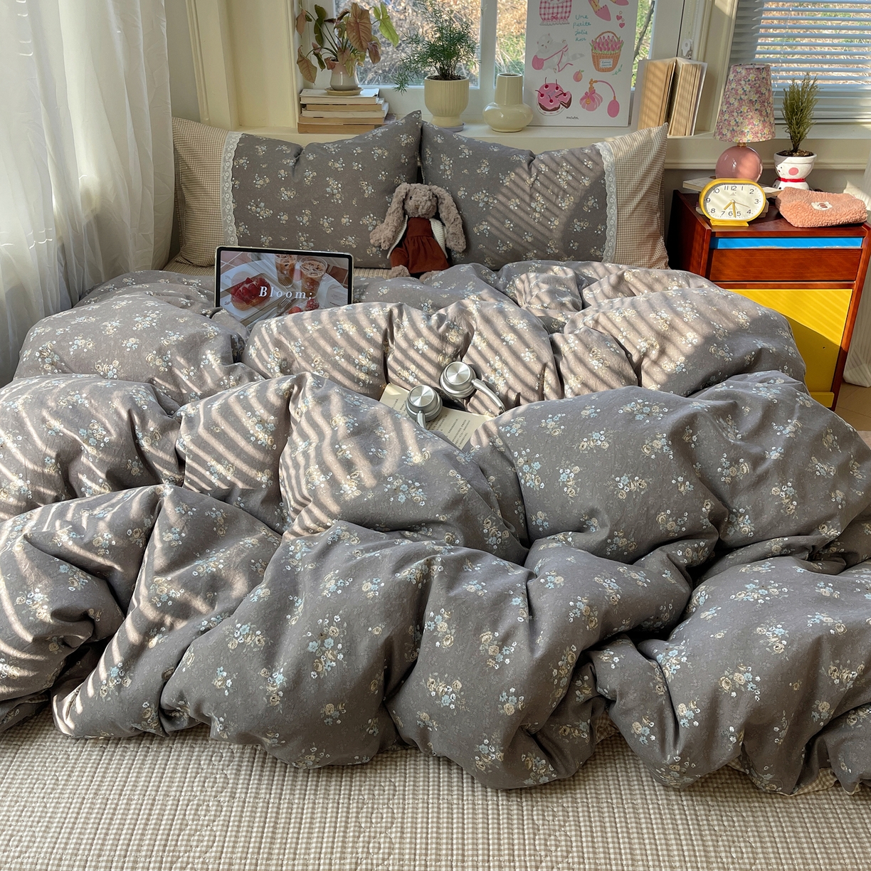 91家纺网 家纺一手货源 找家纺 花漾家居 2026新款小红书爆款小清新格子双拼刺绣小花边古法水洗棉四件套 花满溪