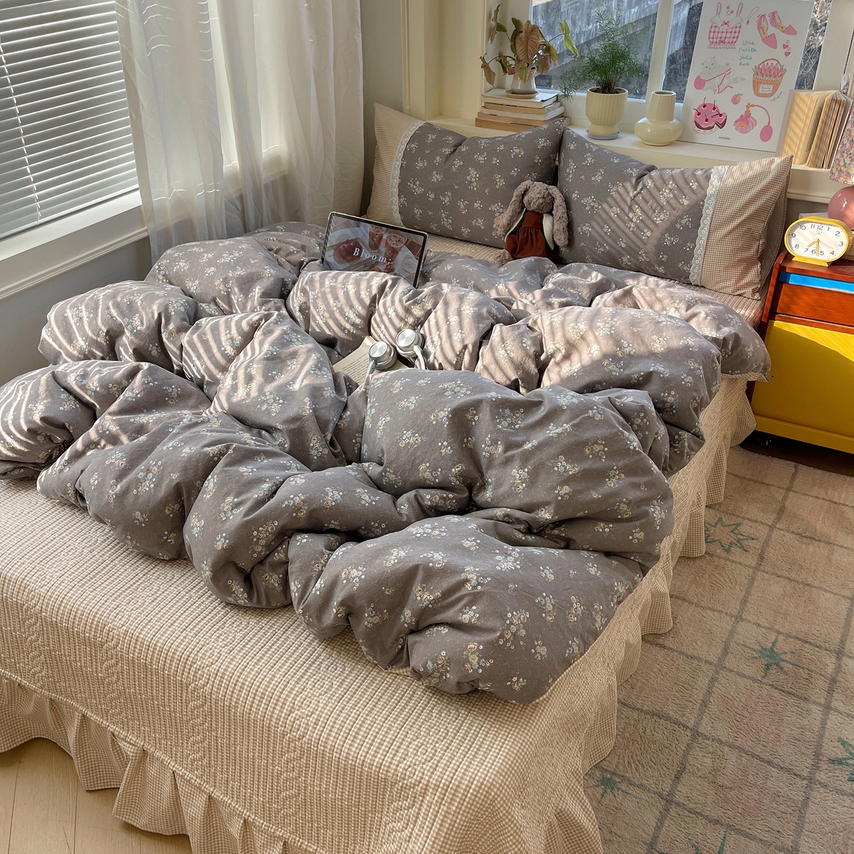 91家纺网 家纺一手货源 找家纺 花漾家居 2026新款小红书爆款小清新格子双拼刺绣小花边古法水洗棉四件套 花满溪