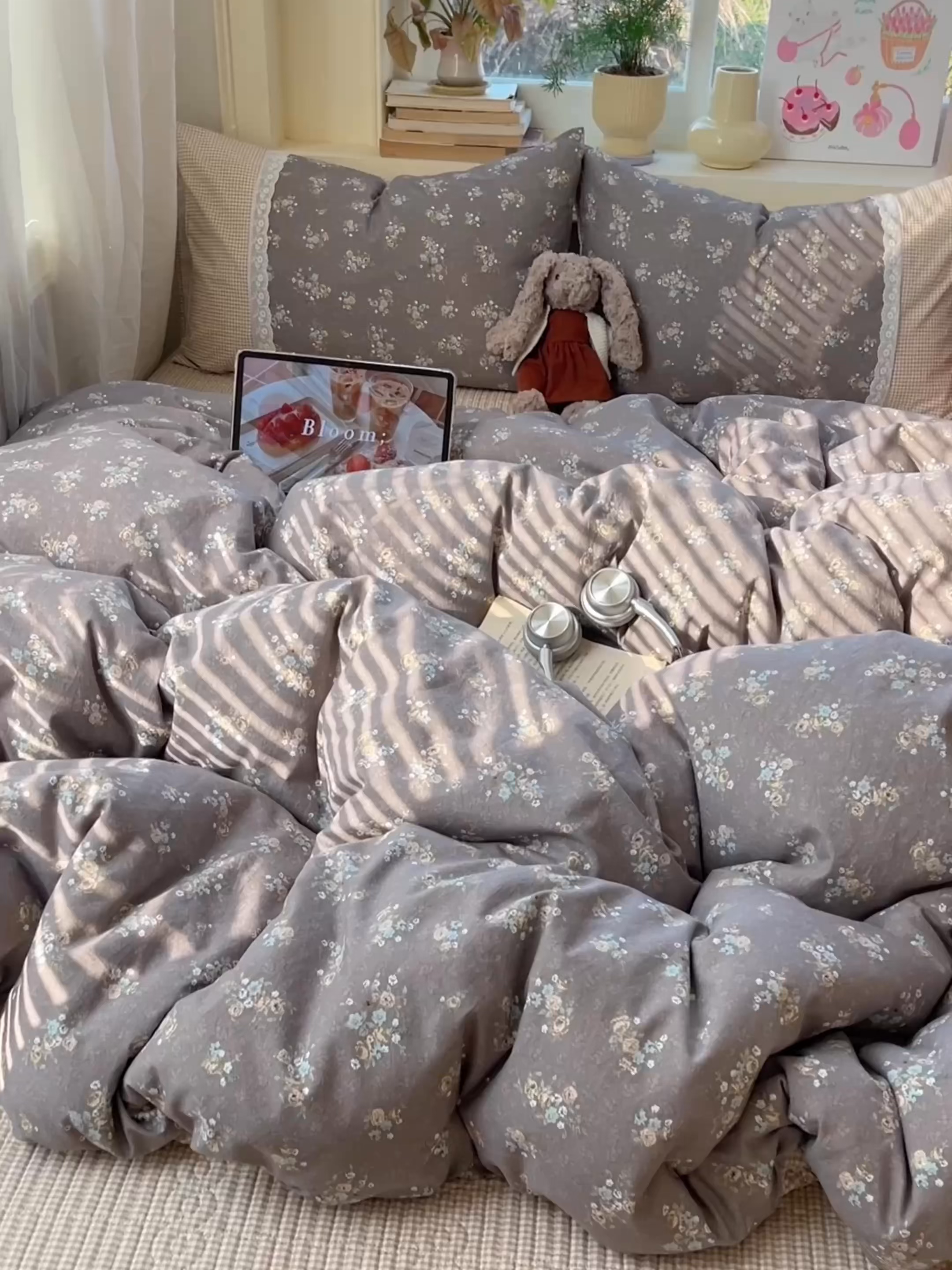 91家纺网 家纺一手货源 找家纺 花漾家居 2026新款小红书爆款小清新格子双拼刺绣小花边古法水洗棉四件套 花满溪