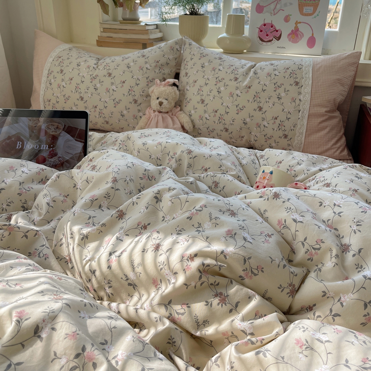 91家纺网 家纺一手货源 找家纺 花漾家居 2026新款小红书爆款小清新格子双拼刺绣小花边古法水洗棉四件套 花畔里