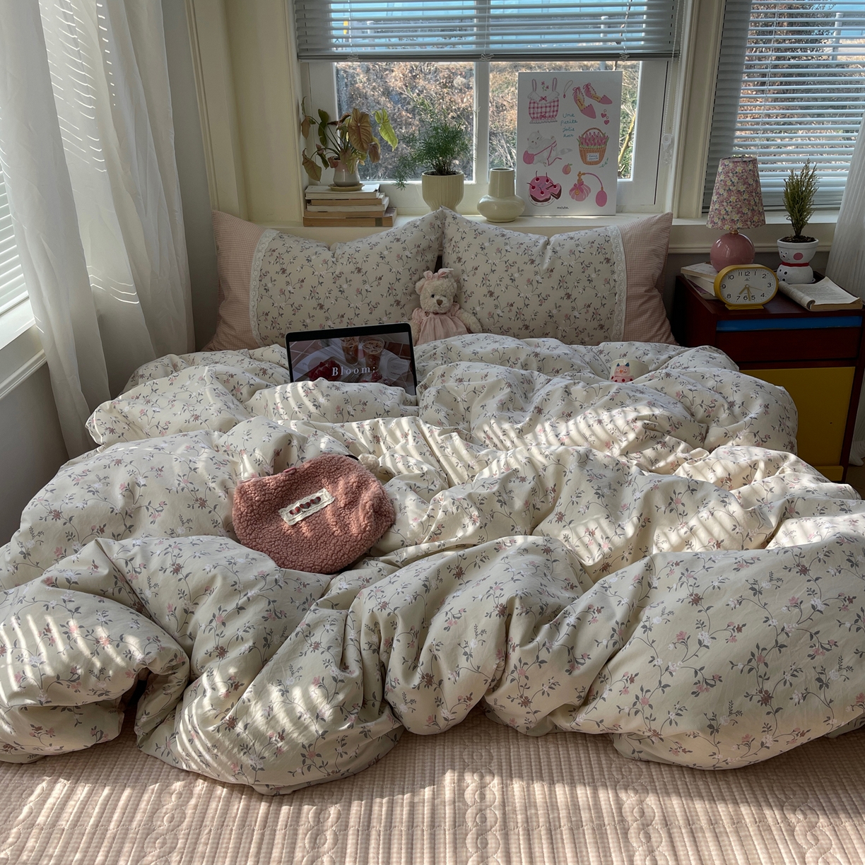 91家纺网 家纺一手货源 找家纺 花漾家居 2026新款小红书爆款小清新格子双拼刺绣小花边古法水洗棉四件套 花畔里