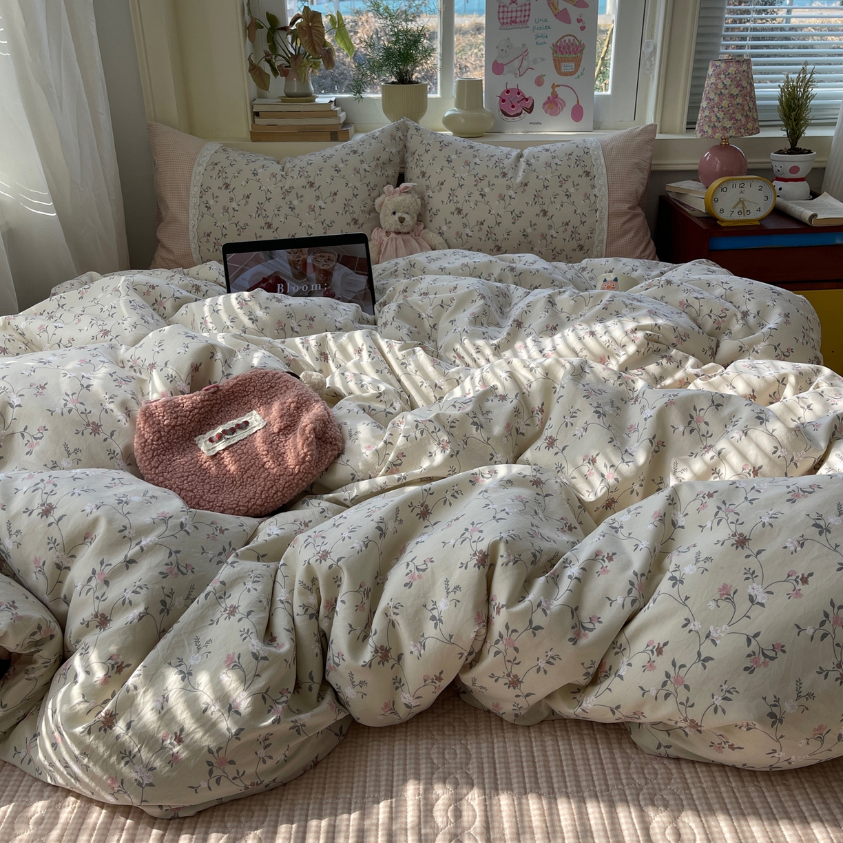 91家纺网 家纺一手货源 找家纺 花漾家居 2026新款小红书爆款小清新格子双拼刺绣小花边古法水洗棉四件套 花畔里