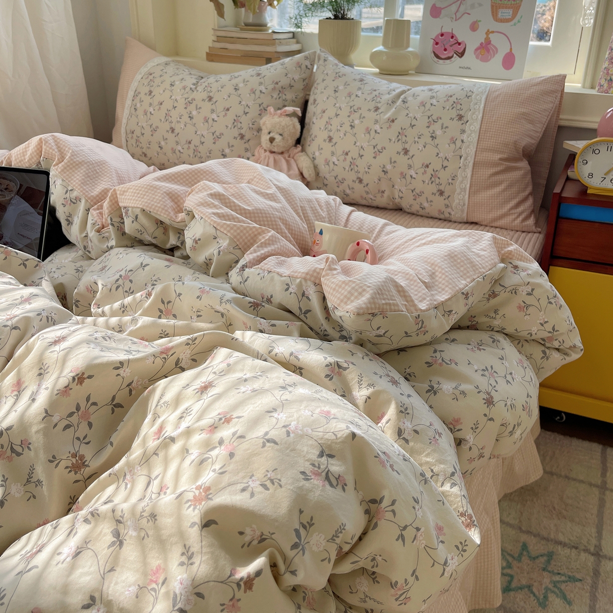 91家纺网 家纺一手货源 找家纺 花漾家居 2026新款小红书爆款小清新格子双拼刺绣小花边古法水洗棉四件套 花畔里