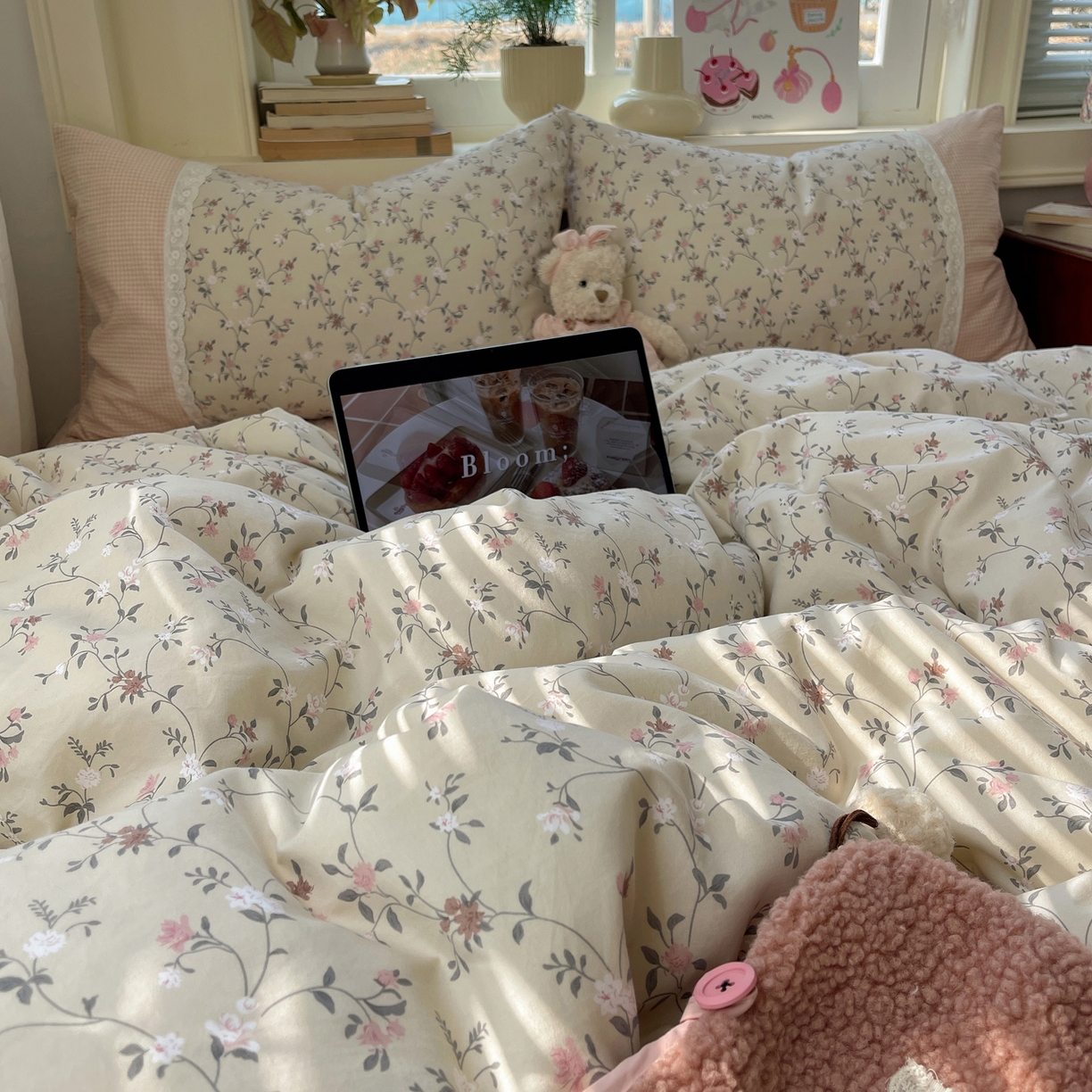 91家纺网 家纺一手货源 找家纺 花漾家居 2026新款小红书爆款小清新格子双拼刺绣小花边古法水洗棉四件套 花畔里