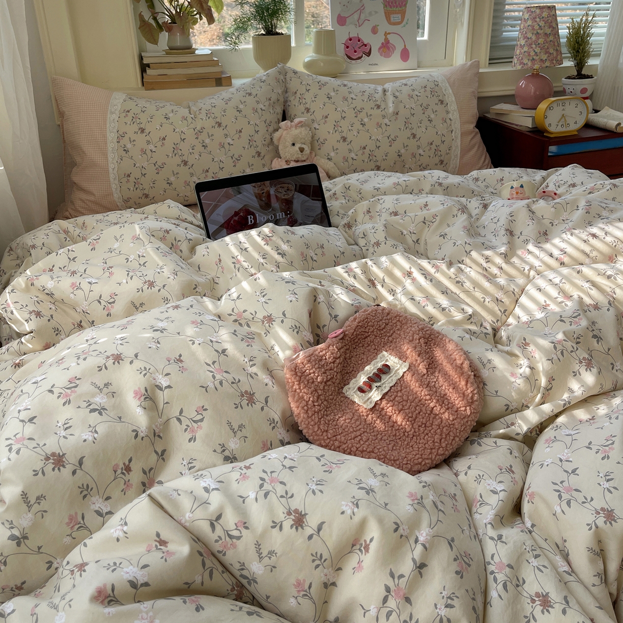 91家纺网 家纺一手货源 找家纺 花漾家居 2026新款小红书爆款小清新格子双拼刺绣小花边古法水洗棉四件套 花畔里