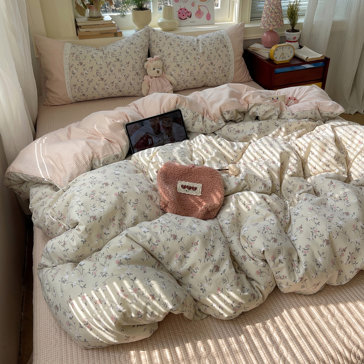 91家纺网 家纺一手货源 找家纺 花漾家居 2026新款小红书爆款小清新格子双拼刺绣小花边古法水洗棉四件套 花畔里