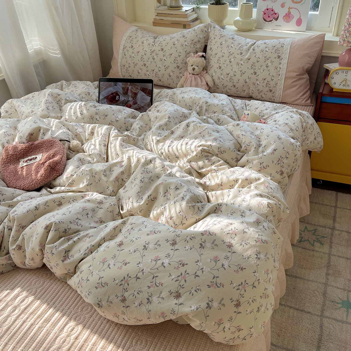 91家纺网 家纺一手货源 找家纺 花漾家居 2026新款小红书爆款小清新格子双拼刺绣小花边古法水洗棉四件套 花畔里