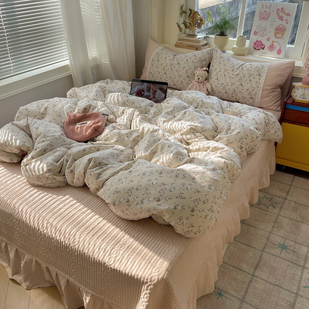 91家纺网 家纺一手货源 找家纺 花漾家居 2026新款小红书爆款小清新格子双拼刺绣小花边古法水洗棉四件套 花畔里