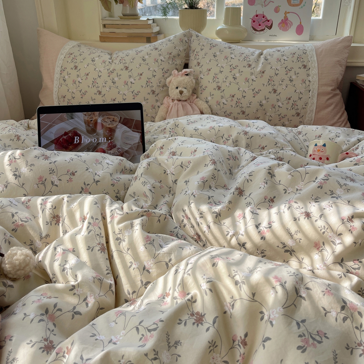 91家纺网 家纺一手货源 找家纺 花漾家居 2026新款小红书爆款小清新格子双拼刺绣小花边古法水洗棉四件套 花畔里