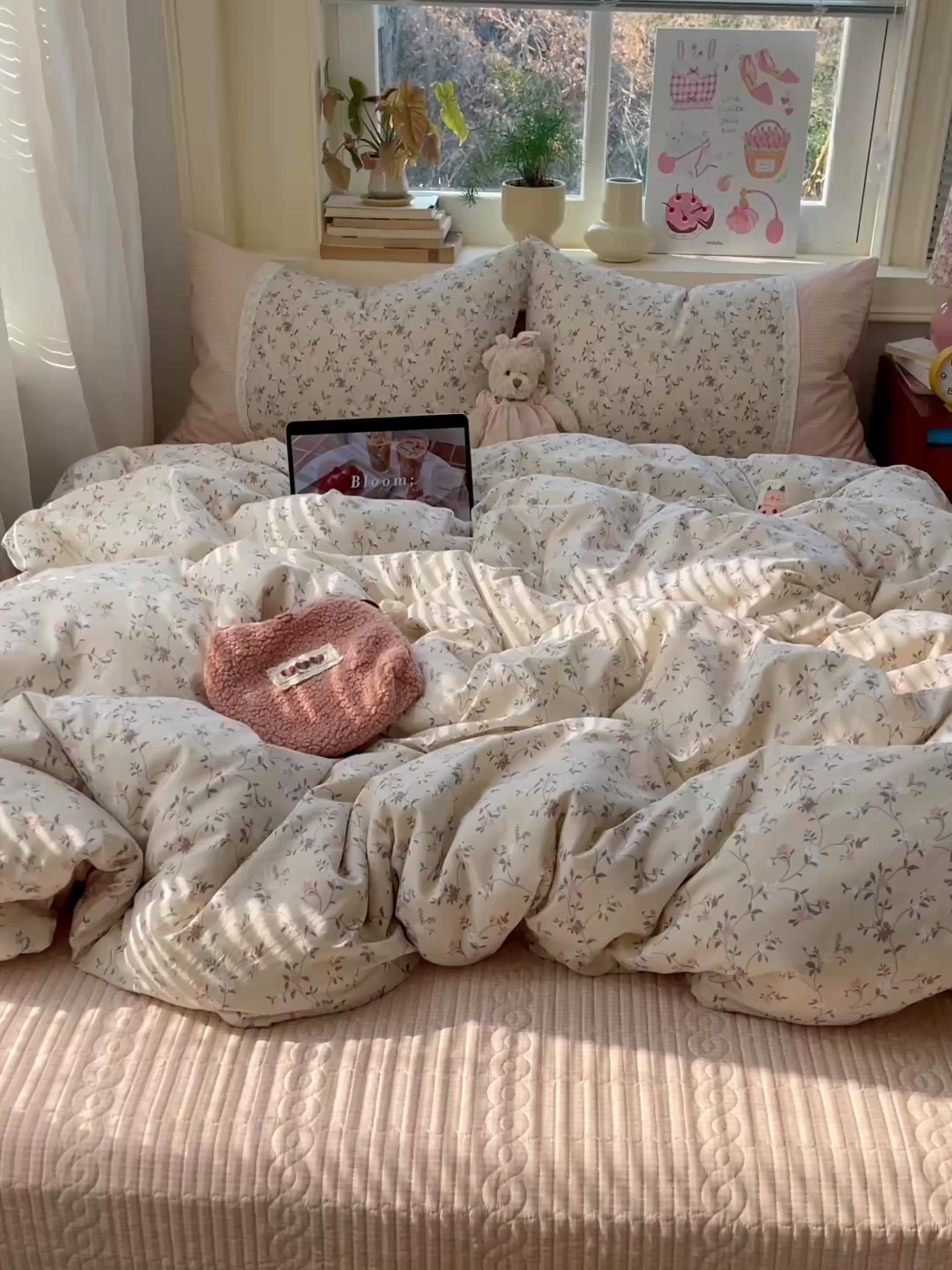 91家纺网 家纺一手货源 找家纺 花漾家居 2026新款小红书爆款小清新格子双拼刺绣小花边古法水洗棉四件套 花畔里