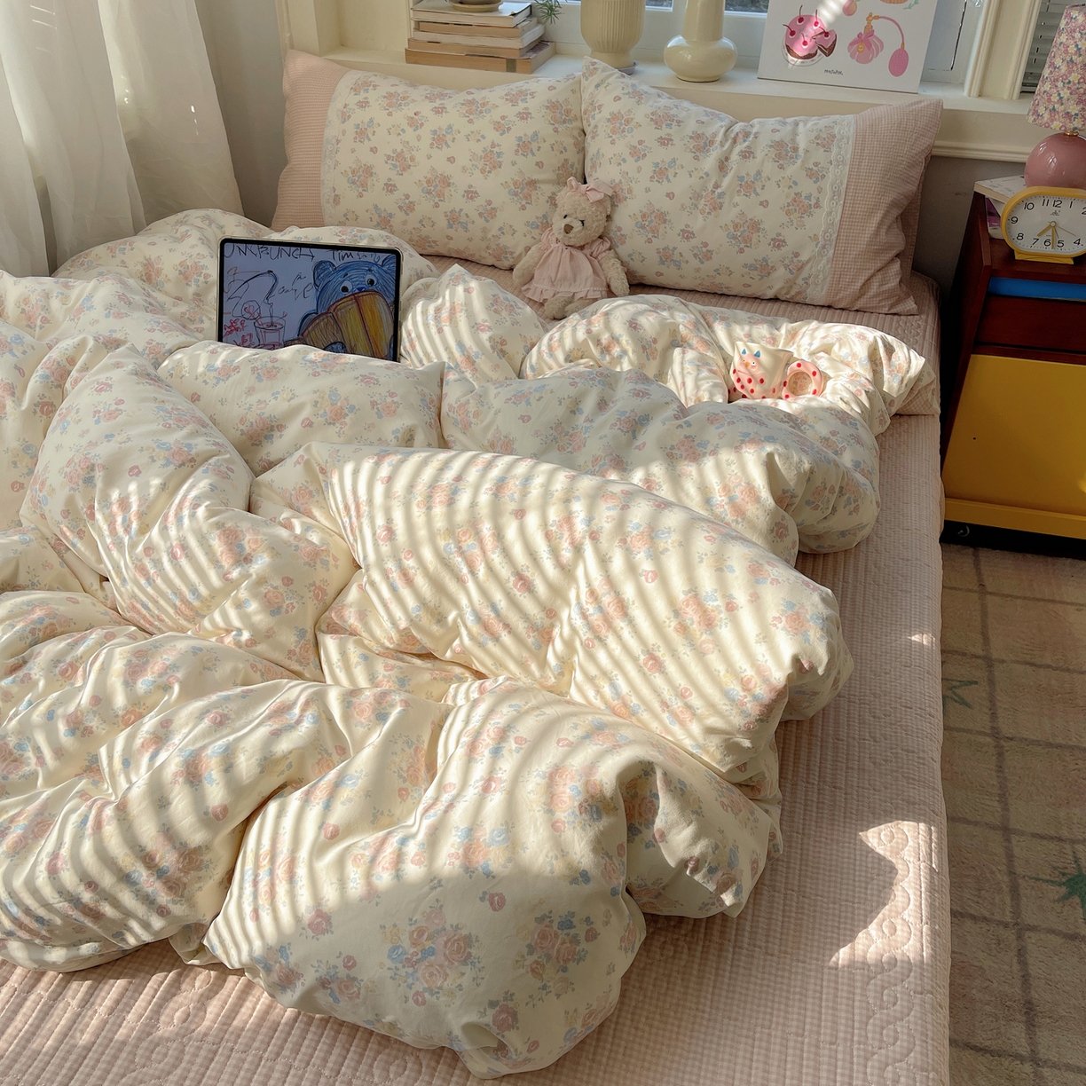 91家纺网 家纺一手货源 找家纺 花漾家居 2026新款小红书爆款小清新格子双拼刺绣小花边古法水洗棉四件套 花田初夏