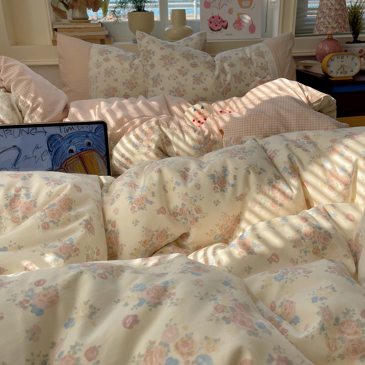 91家纺网 家纺一手货源 找家纺 花漾家居 2026新款小红书爆款小清新格子双拼刺绣小花边古法水洗棉四件套 花田初夏