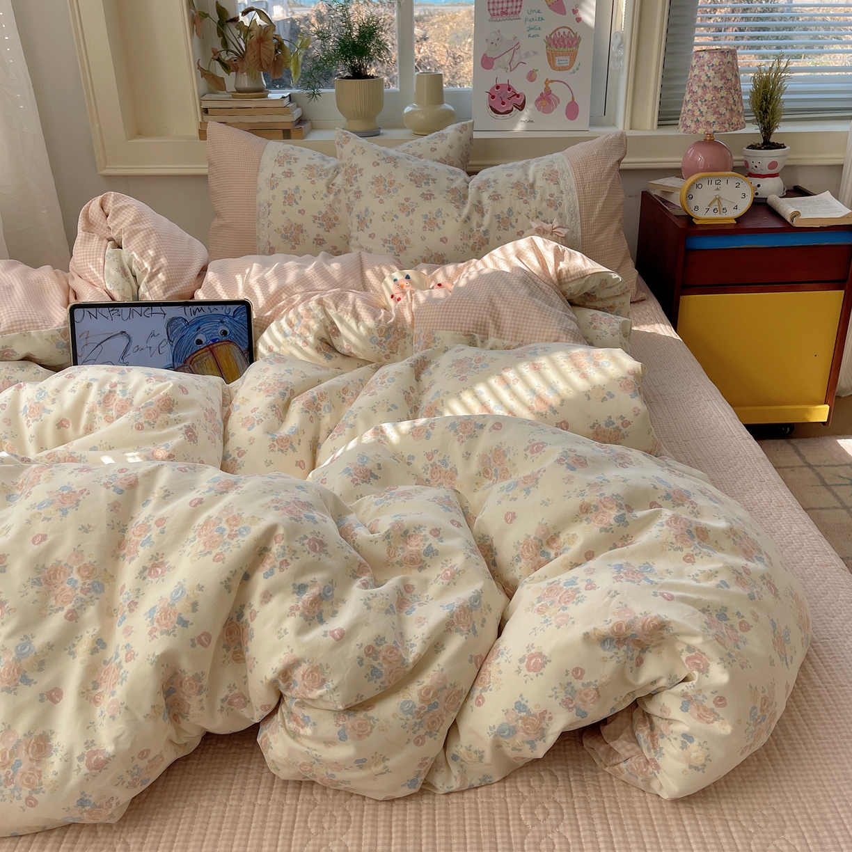 91家纺网 家纺一手货源 找家纺 花漾家居 2026新款小红书爆款小清新格子双拼刺绣小花边古法水洗棉四件套 花田初夏