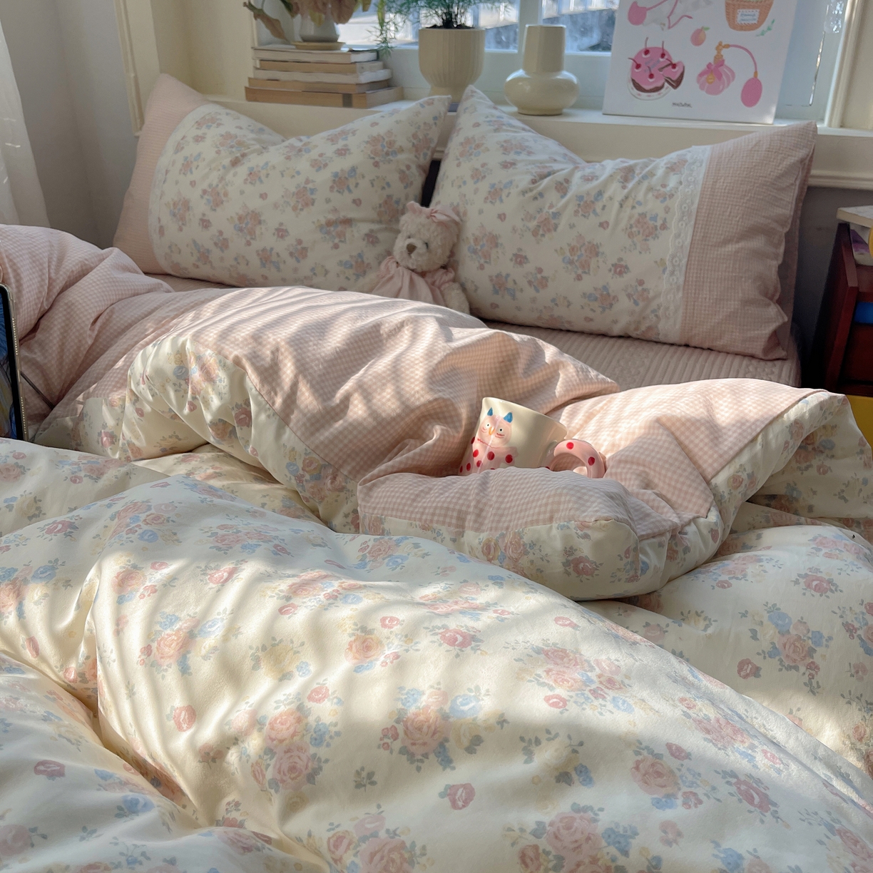 91家纺网 家纺一手货源 找家纺 花漾家居 2026新款小红书爆款小清新格子双拼刺绣小花边古法水洗棉四件套 花田初夏