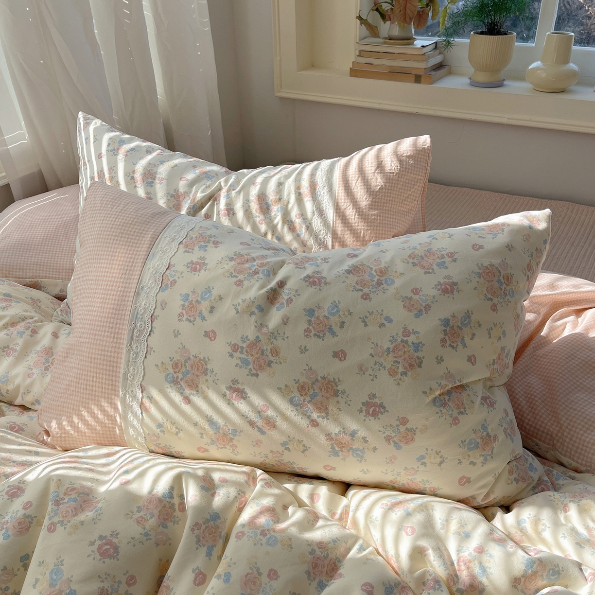 91家纺网 家纺一手货源 找家纺 花漾家居 2026新款小红书爆款小清新格子双拼刺绣小花边古法水洗棉四件套 花田初夏