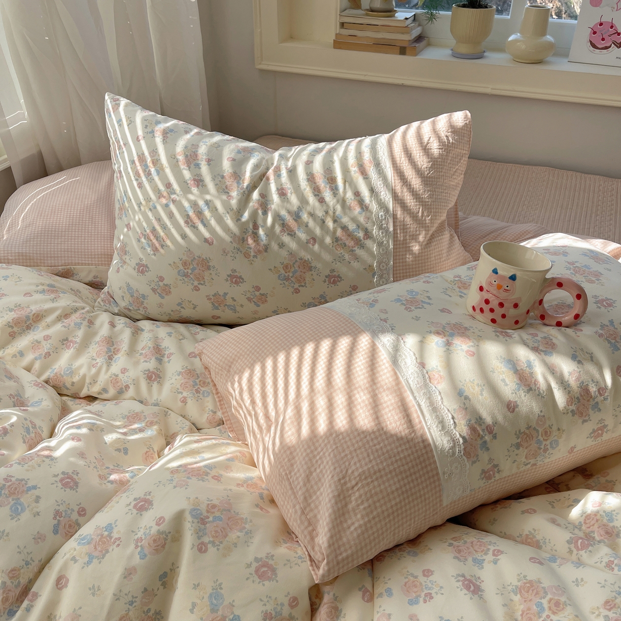 91家纺网 家纺一手货源 找家纺 花漾家居 2026新款小红书爆款小清新格子双拼刺绣小花边古法水洗棉四件套 花田初夏