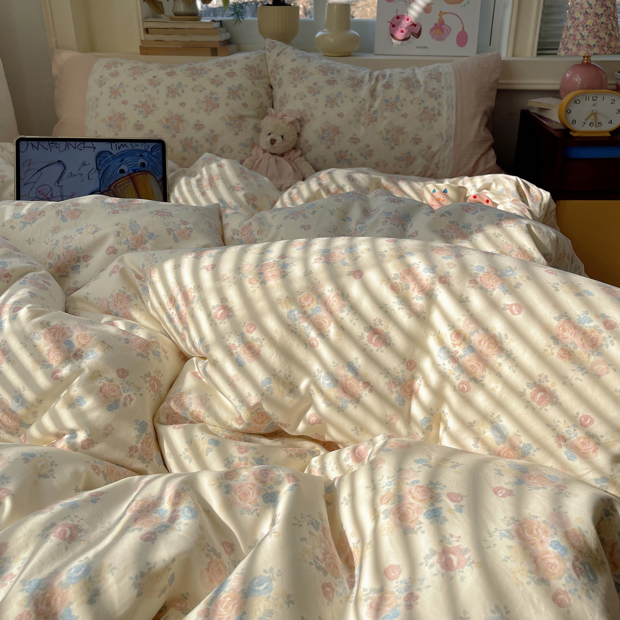 91家纺网 家纺一手货源 找家纺 花漾家居 2026新款小红书爆款小清新格子双拼刺绣小花边古法水洗棉四件套 花田初夏